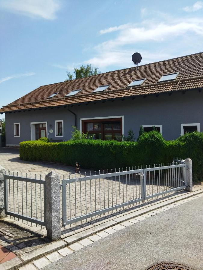 Aussergewoehnliche Atelierferienwohnung Mit Balkon An Der Donau Winzer Luaran gambar