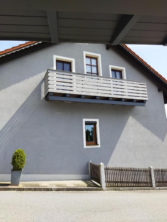 Aussergewoehnliche Atelierferienwohnung Mit Balkon An Der Donau Winzer Luaran gambar